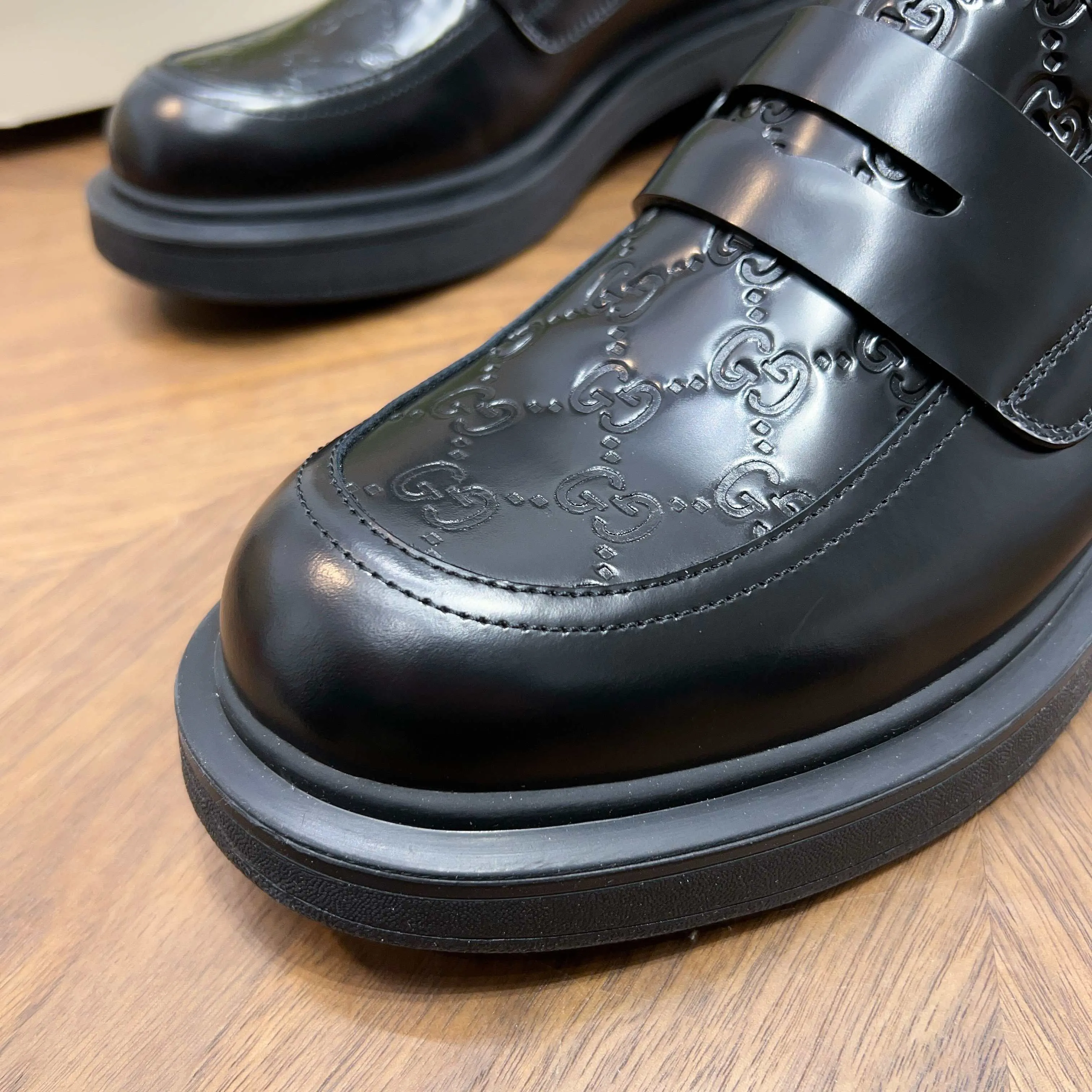 💰780 Gucci/Gucci new men’s lace-up shoes with GG details, matte cow leather derby shoes! The design of this men's lace-up shoe is rooted in the brand's heritage. Crafted from premium waxed cow leather, it is embellished with GG printed embossed suede leather details, a nod to Gucci's iconic monogram. The rubber sole decorated with GG pattern adds a touch of modern fashion to this design. Typical three-joint style design. European and American classic version, full calfskin lining. The overall upper texture is soft and the lining is comfortable and breathable. 2CM thickened soft rubber sole, easy to control. Versatile and stylish upper foot, multiple colors available to meet different matching needs, complete package! Size: 39-40-41-42-43-44 leather shoe size (38.45.46 can be customized)